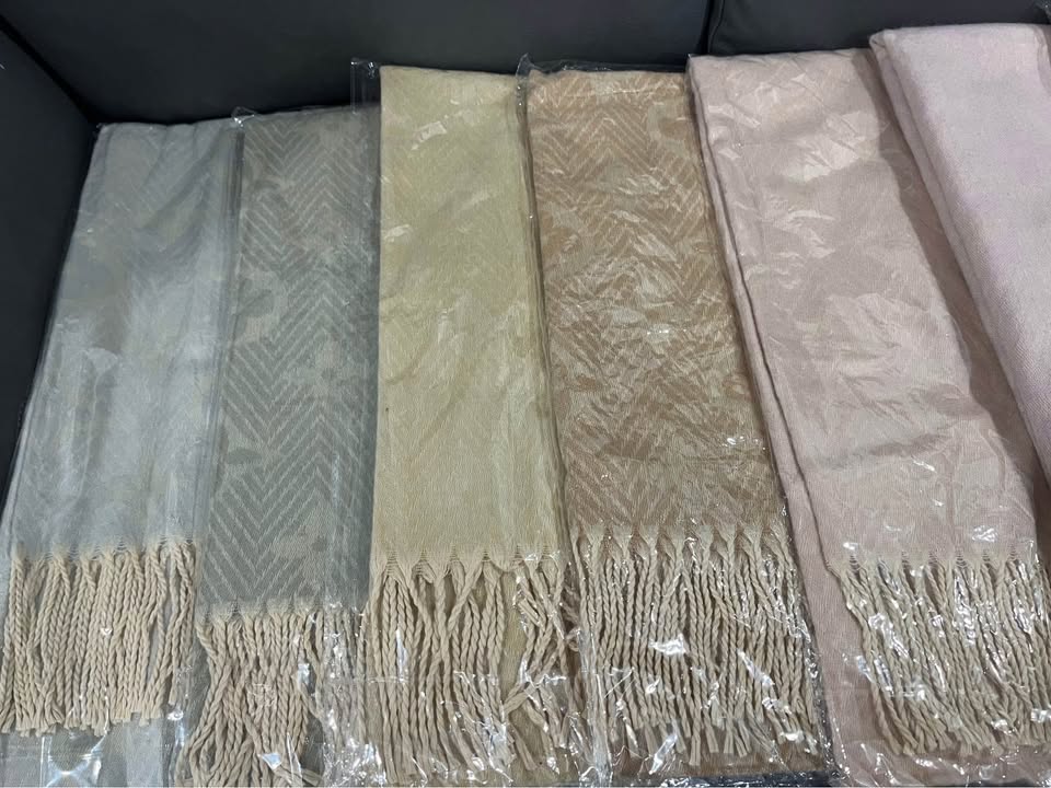 675136019_833031073172505_3689428338166035167_n Branded winter shawls - Image 2