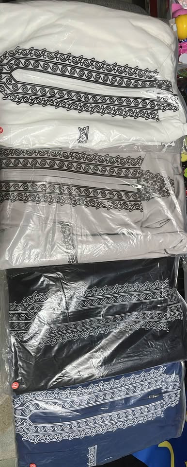 675397887_946922094713067_8260881629103529161_n Men’s embroidered and hooded thobes - S and XXL only available - Image 3