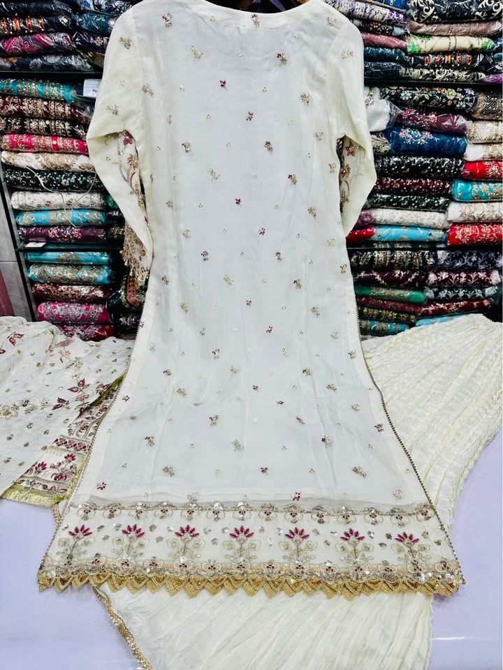 676048771_1810614799898002_5834720014015711932_n New Pakistani Bridal wear - Image 3