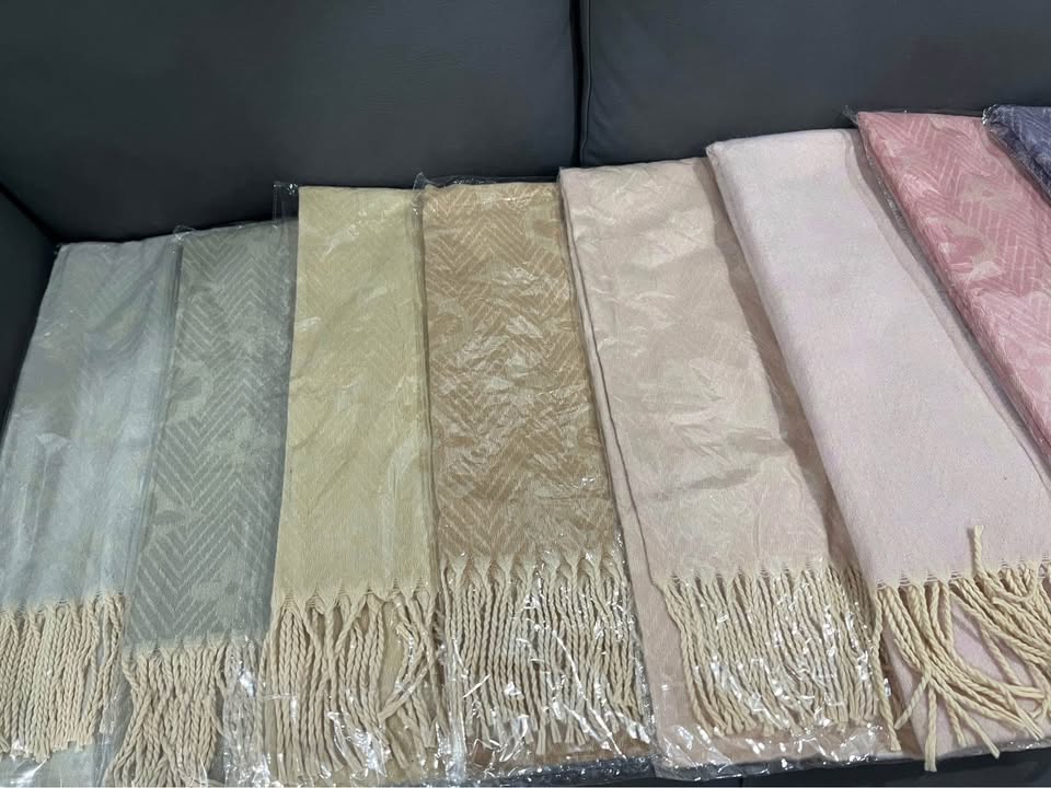 676462518_1496726408457248_729229387451676345_n Branded winter shawls - Image 3