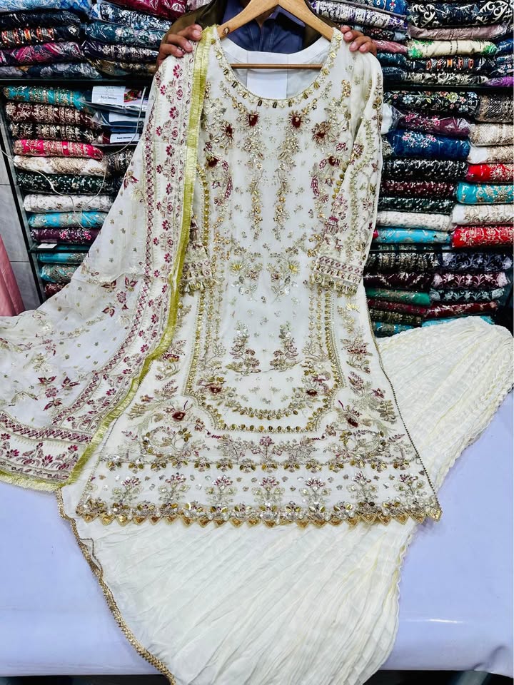 676475601_1557273629738805_3022206546704066238_n New Pakistani Bridal wear - Image 2