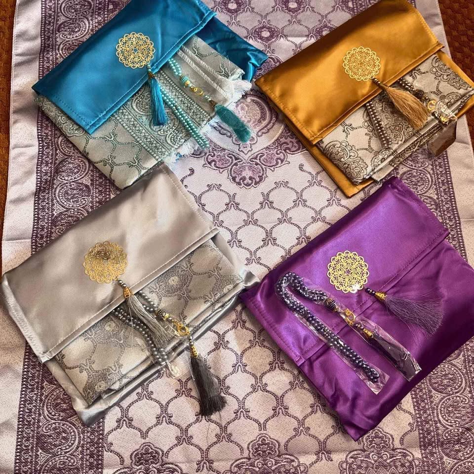 680380031_2474535176328357_1685679799550102846_n BEST ISLAMIC GIFTS - Prayer mat gift set - Image 4