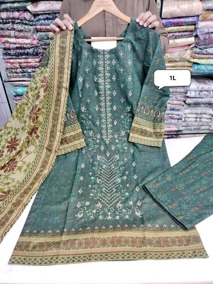 New Pakistani embroiderilawn with shawl dupatta (thick cloth) New Pakistani embroiderilawn with shawl dupatta (thick cloth)